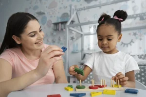 Niños realizando actividades sensoriales en casa con el acompañamiento del Jardín Infantil Aprender CEA