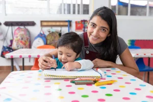 Docente aplicando disciplina positiva en el Jardín Infantil Aprender CEA en el sur de Cali